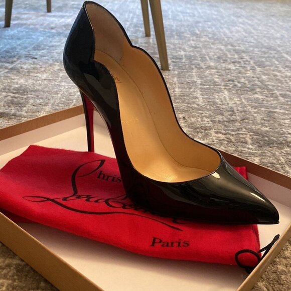 Christian Louboutin Hot Chick Scallop Pointed Toe Pump Black Patent - Picture 7 of 8